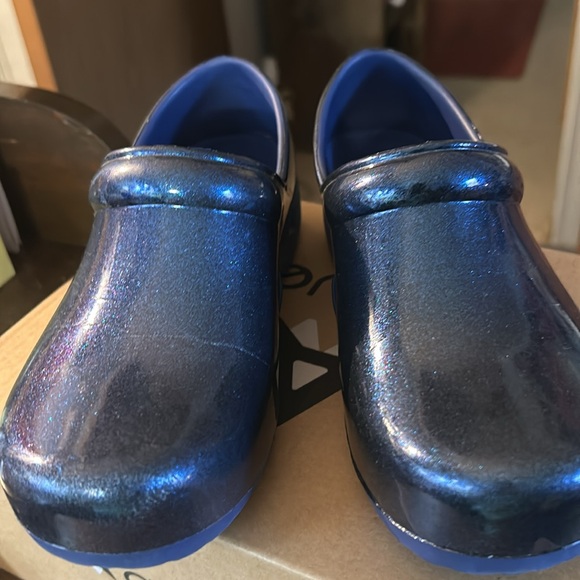 👟🦋🥿Blue slip resistant Clogs 🦋♥️ - Picture 4 of 5
